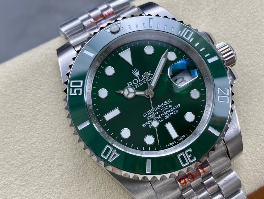 Rolex Oyster Perpetual Submariner Date “Hulk” con brazalete Jubilee 40mm