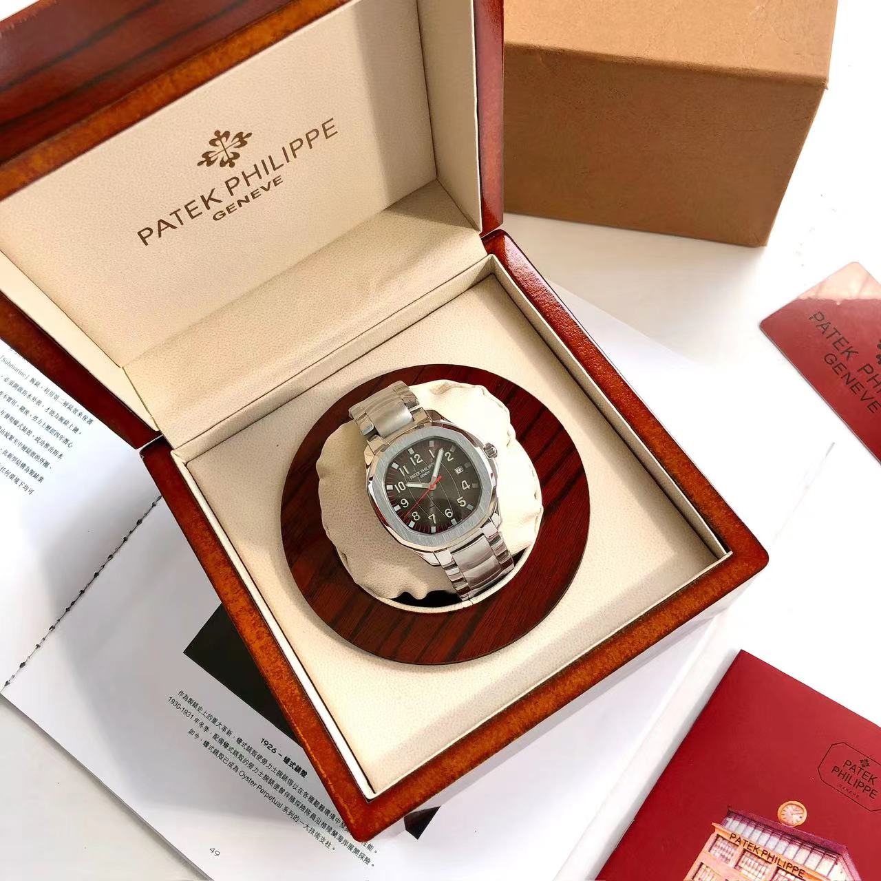 Patek Philippe Aquanaut Esfera marrón oscuro con detalles rojos 40.8mm