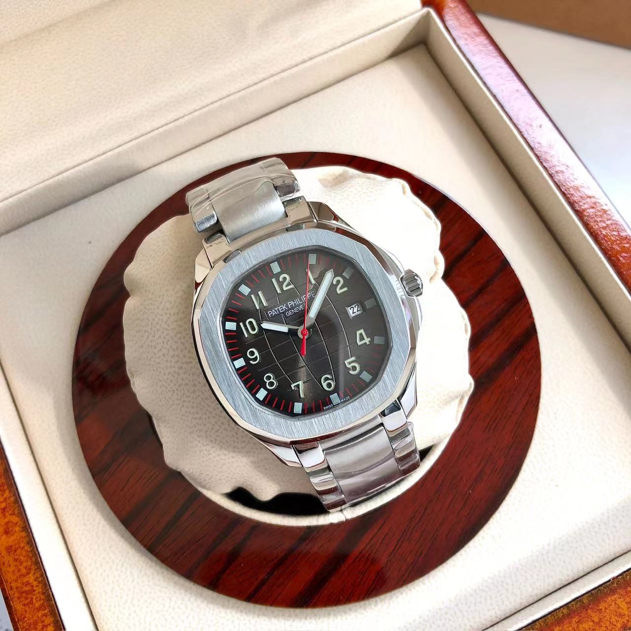 Patek Philippe Aquanaut Esfera marrón oscuro con detalles rojos 40.8mm