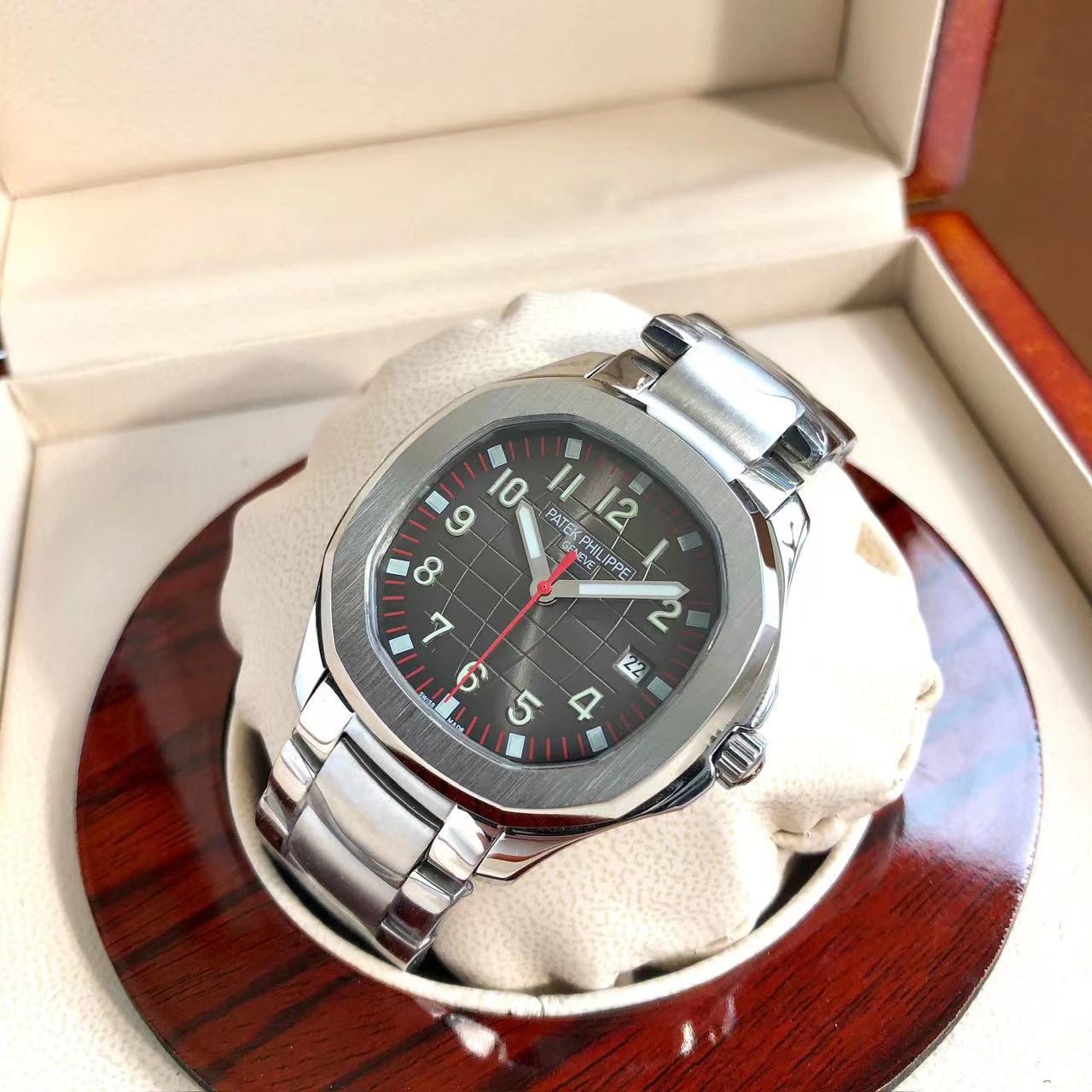 Patek Philippe Aquanaut Esfera marrón oscuro con detalles rojos 40.8mm