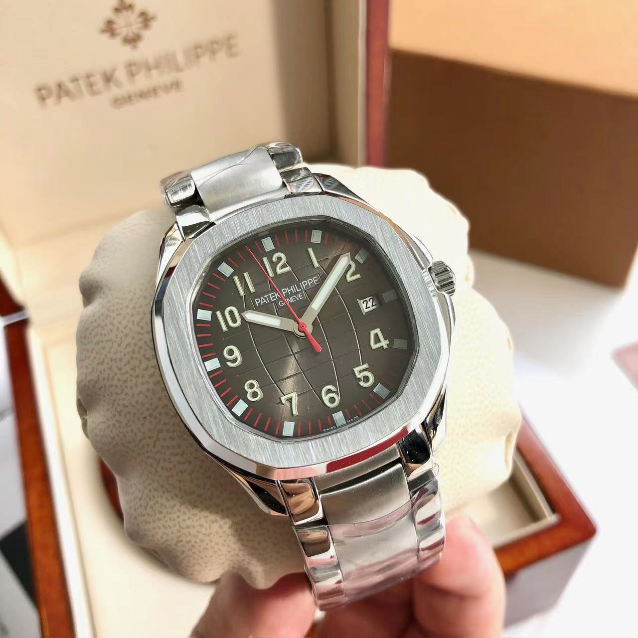Patek Philippe Aquanaut Esfera marrón oscuro con detalles rojos 40.8mm