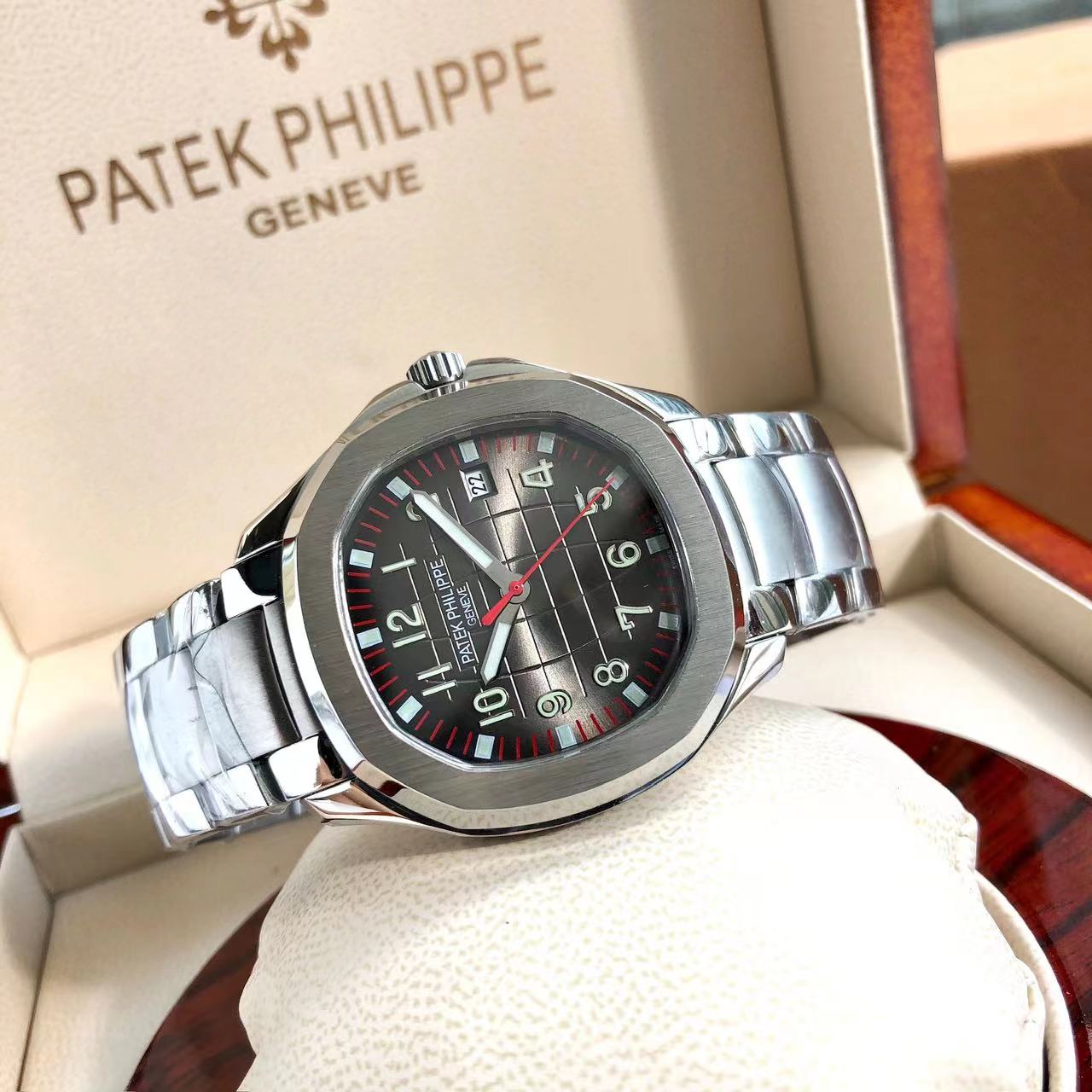 Patek Philippe Aquanaut Esfera marrón oscuro con detalles rojos 40.8mm
