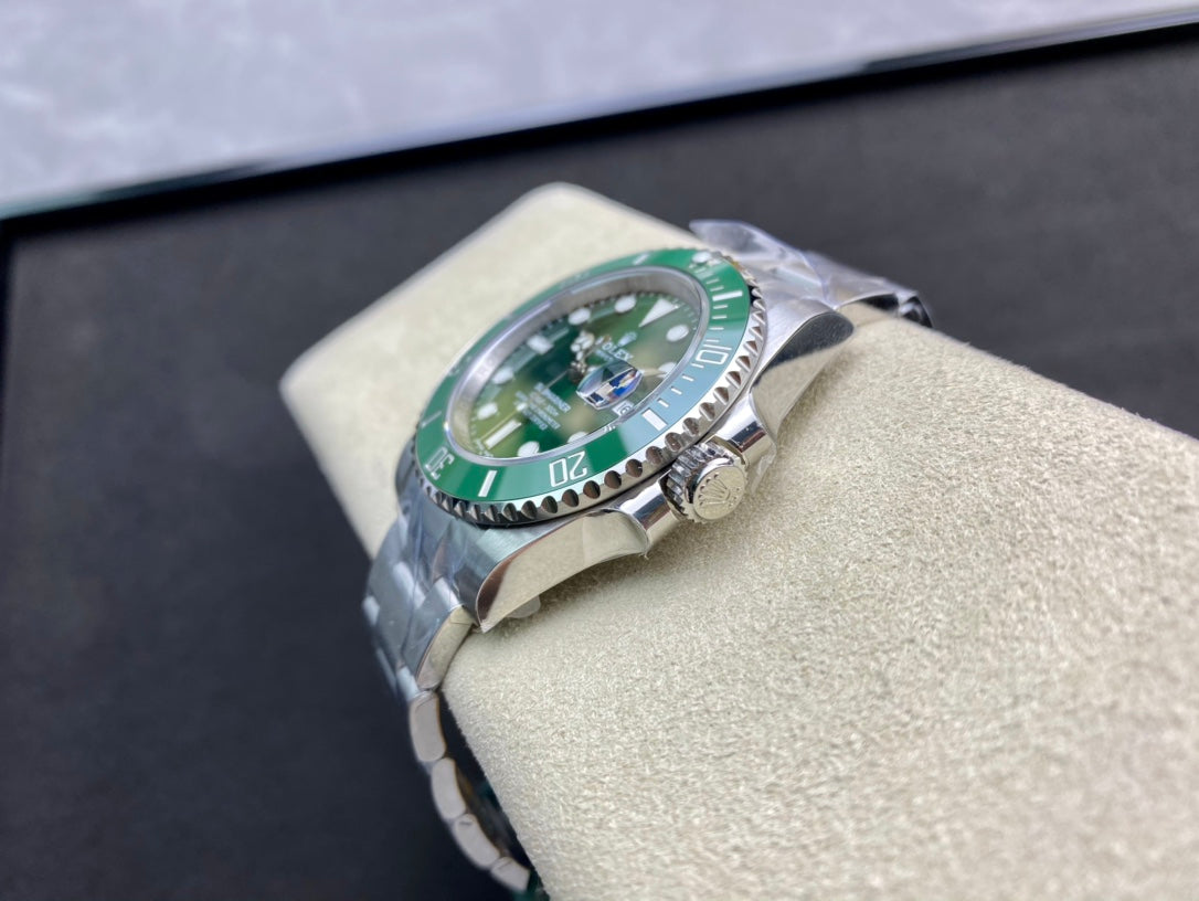 Rolex Oyster Perpetual Submariner Date “Hulk” 40mm