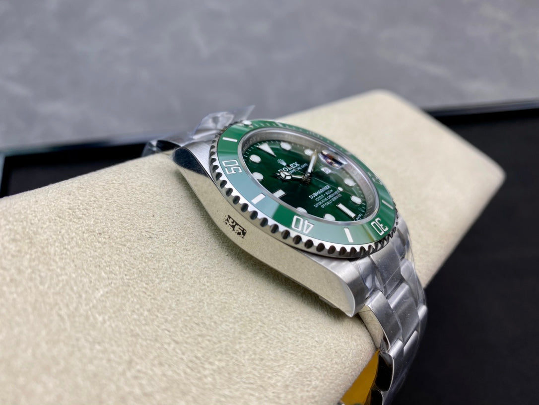 Rolex Oyster Perpetual Submariner Date “Hulk” 40mm
