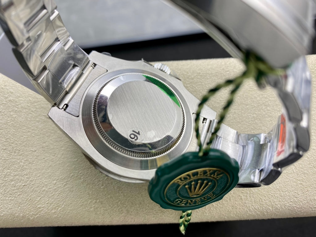 Rolex Oyster Perpetual Submariner Date “Hulk” 40mm