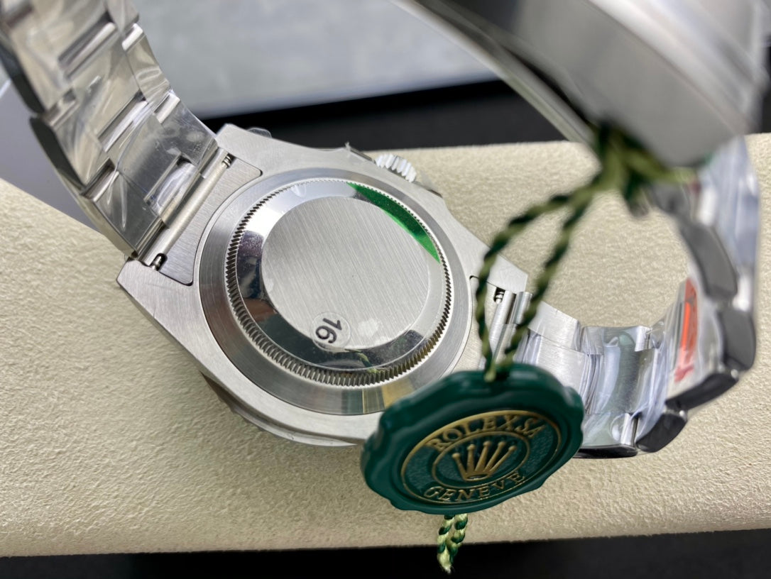 Rolex Oyster Perpetual Submariner Date “Hulk” 40mm