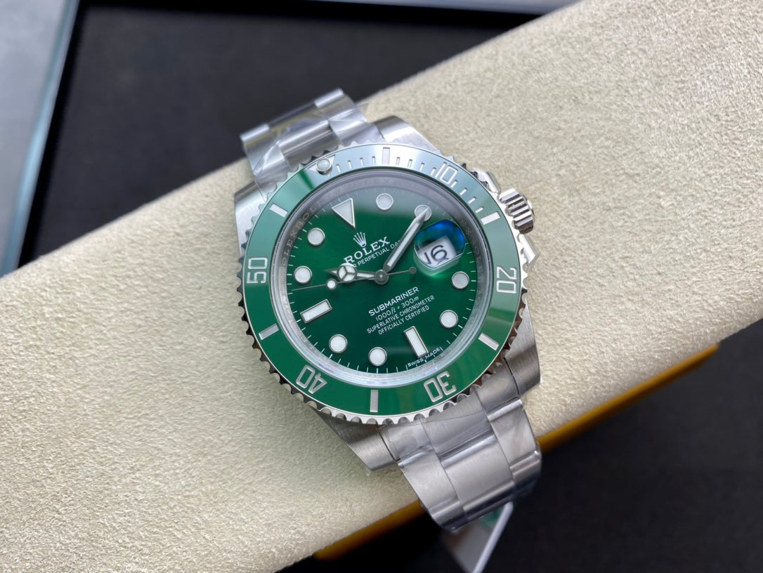 Rolex Oyster Perpetual Submariner Date “Hulk” 40mm