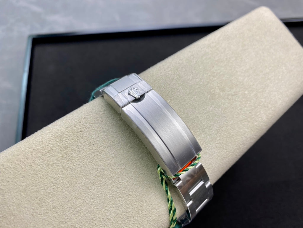Rolex Oyster Perpetual Submariner Date “Hulk” 40mm