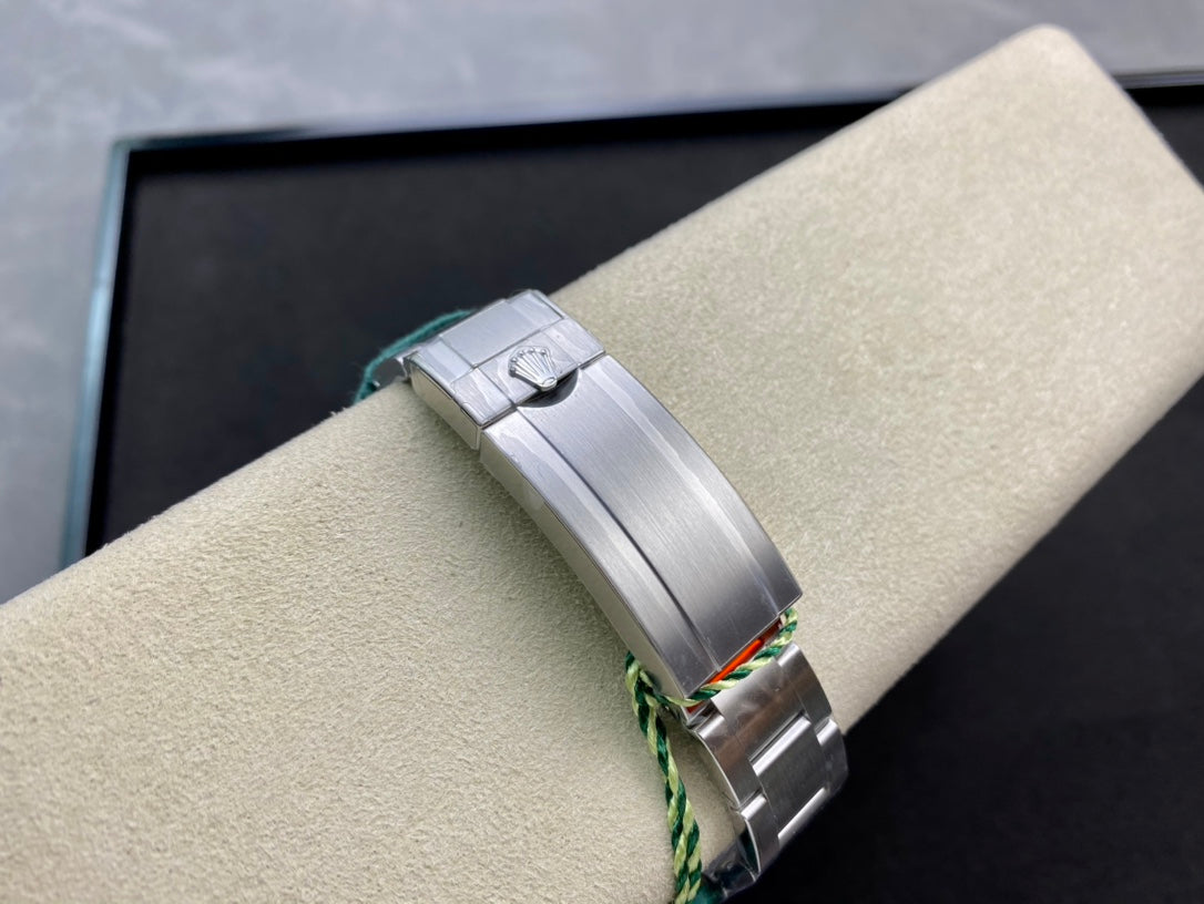 Rolex Oyster Perpetual Submariner Date “Hulk” 40mm