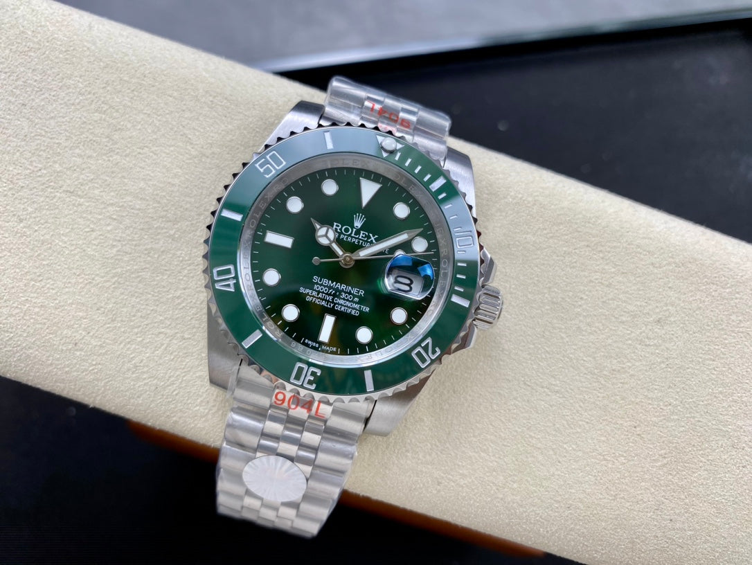 Rolex Oyster Perpetual Submariner Date “Hulk” con brazalete Jubilee 40mm