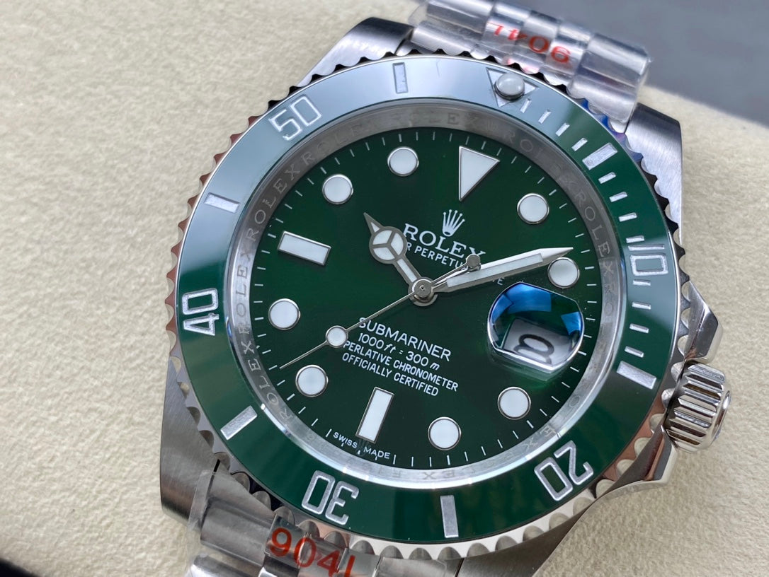Rolex Oyster Perpetual Submariner Date “Hulk” con brazalete Jubilee 40mm