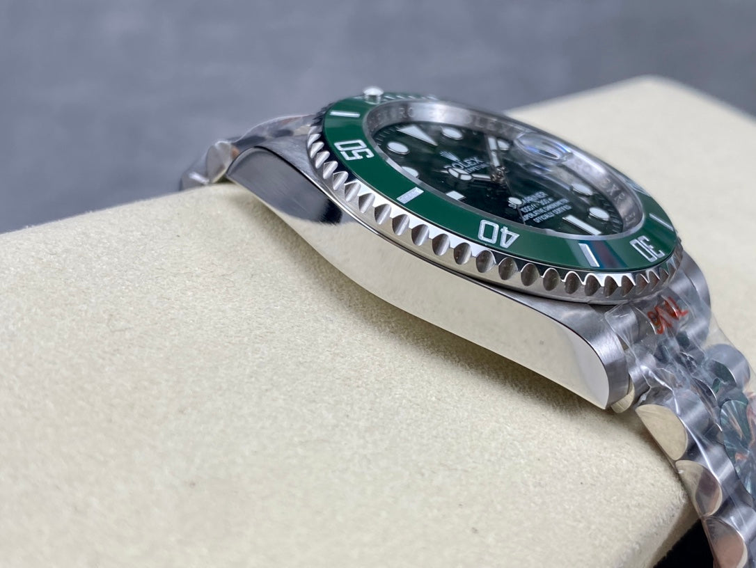 Rolex Oyster Perpetual Submariner Date “Hulk” con brazalete Jubilee 40mm