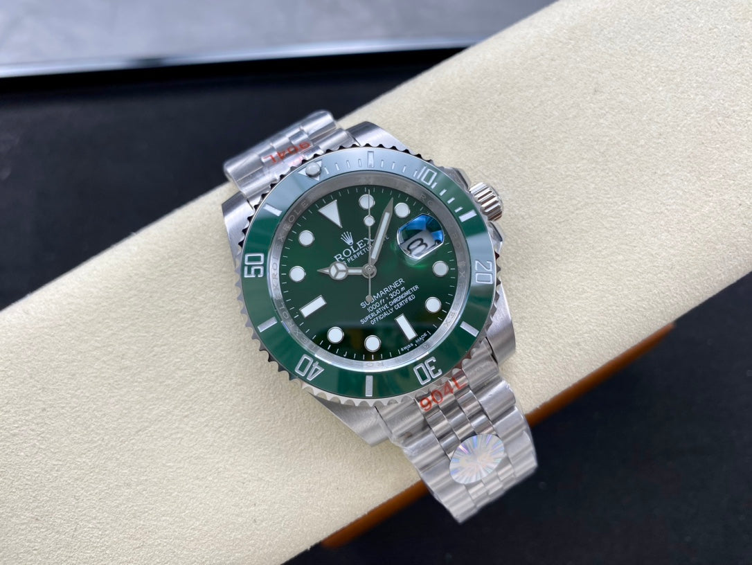 Rolex Oyster Perpetual Submariner Date “Hulk” con brazalete Jubilee 40mm