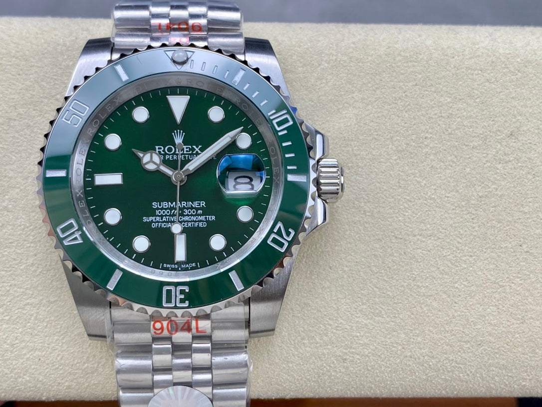 Rolex Oyster Perpetual Submariner Date “Hulk” con brazalete Jubilee 40mm