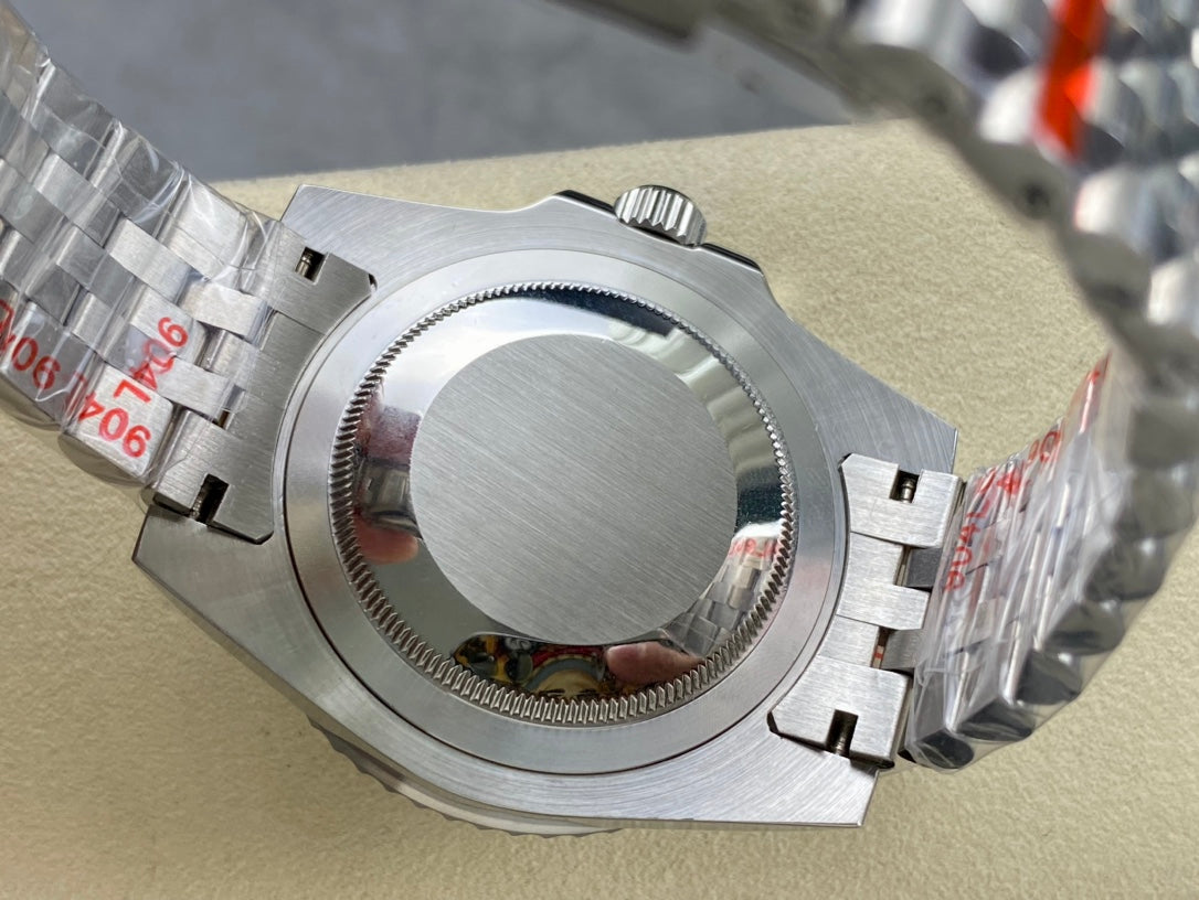 Rolex Oyster Perpetual Submariner Date “Hulk” con brazalete Jubilee 40mm