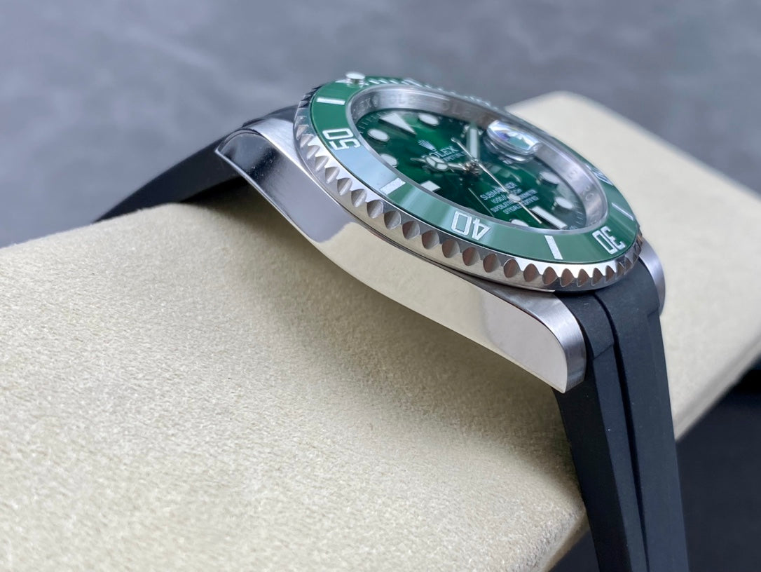 Rolex Oyster Perpetual Submariner Date “Hulk” con correa de caucho 40mm