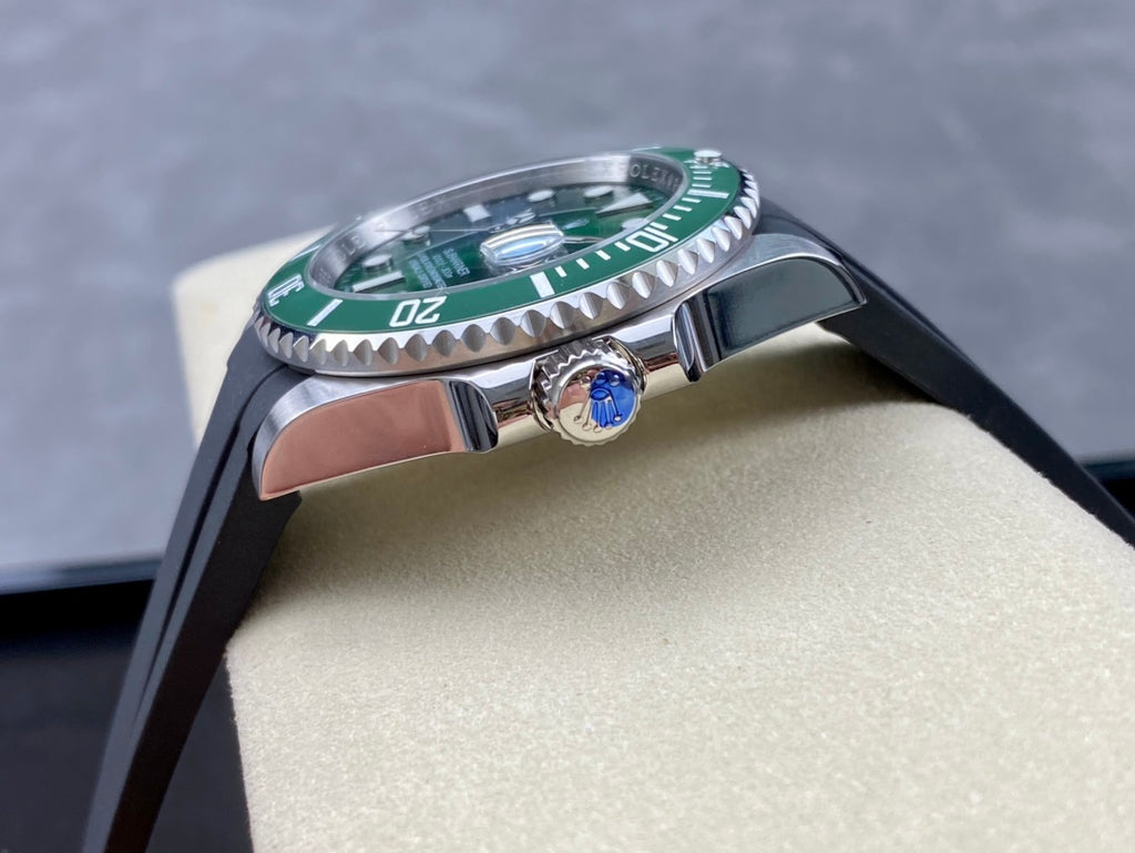Rolex Oyster Perpetual Submariner Date “Hulk” con correa de caucho 40mm