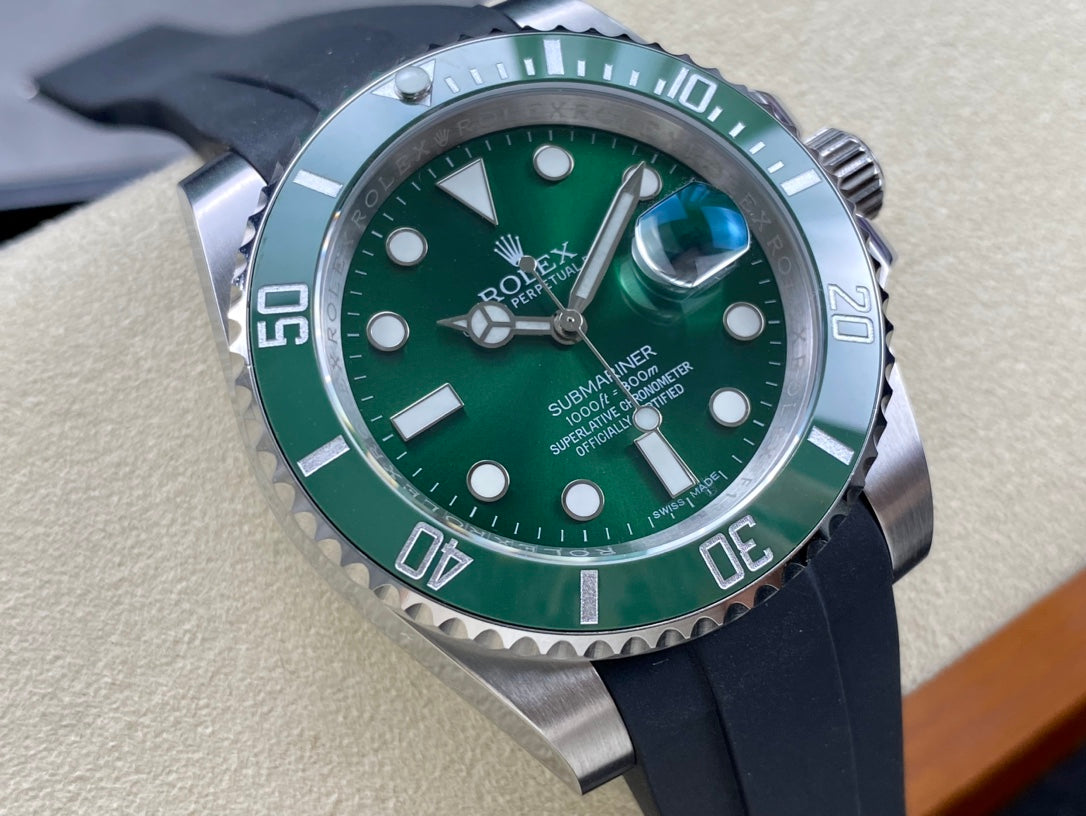 Rolex Oyster Perpetual Submariner Date “Hulk” con correa de caucho 40mm