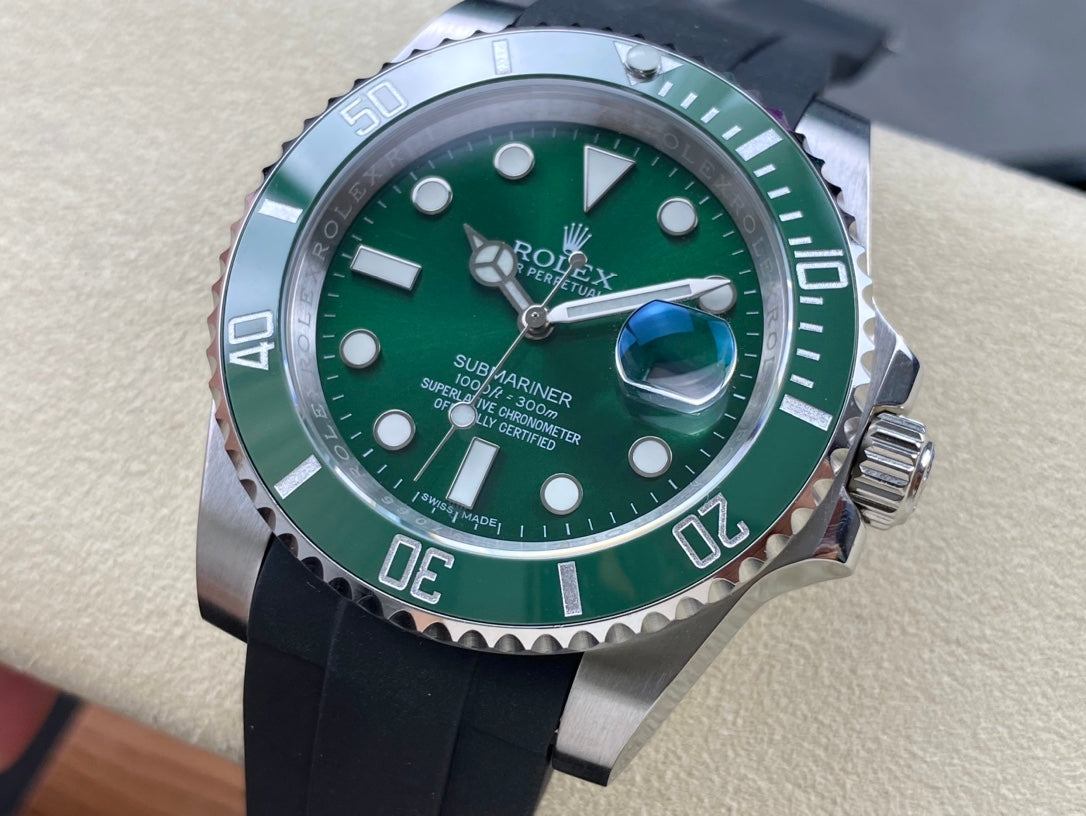 Rolex Oyster Perpetual Submariner Date “Hulk” con correa de caucho 40mm