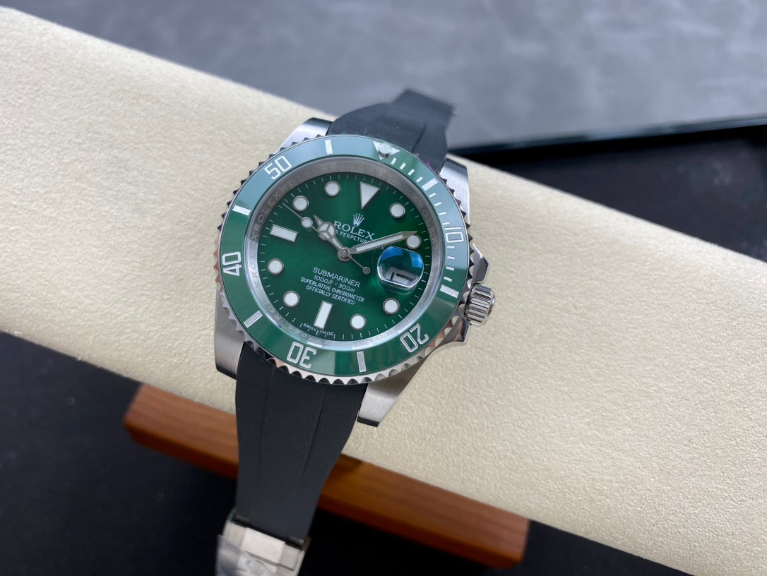 Rolex Oyster Perpetual Submariner Date “Hulk” con correa de caucho 40mm