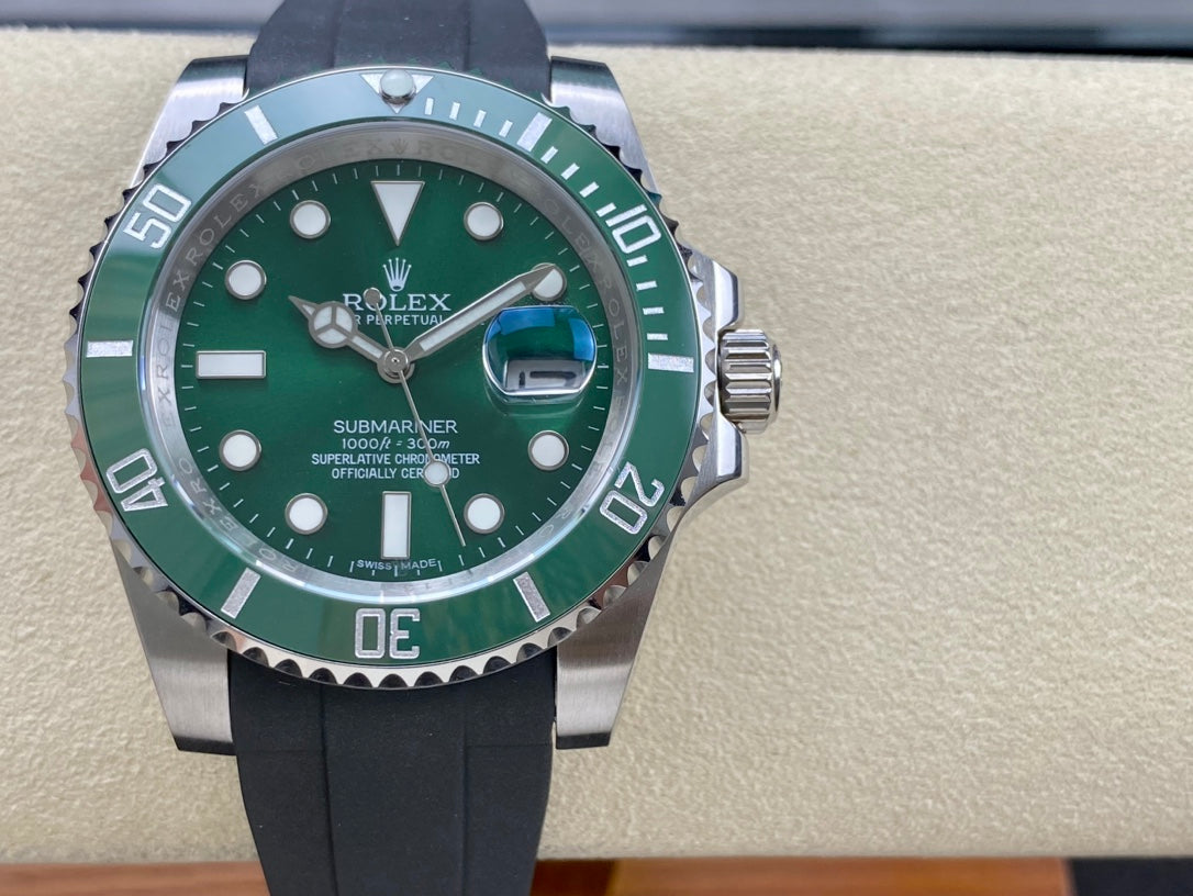 Rolex Oyster Perpetual Submariner Date “Hulk” con correa de caucho 40mm