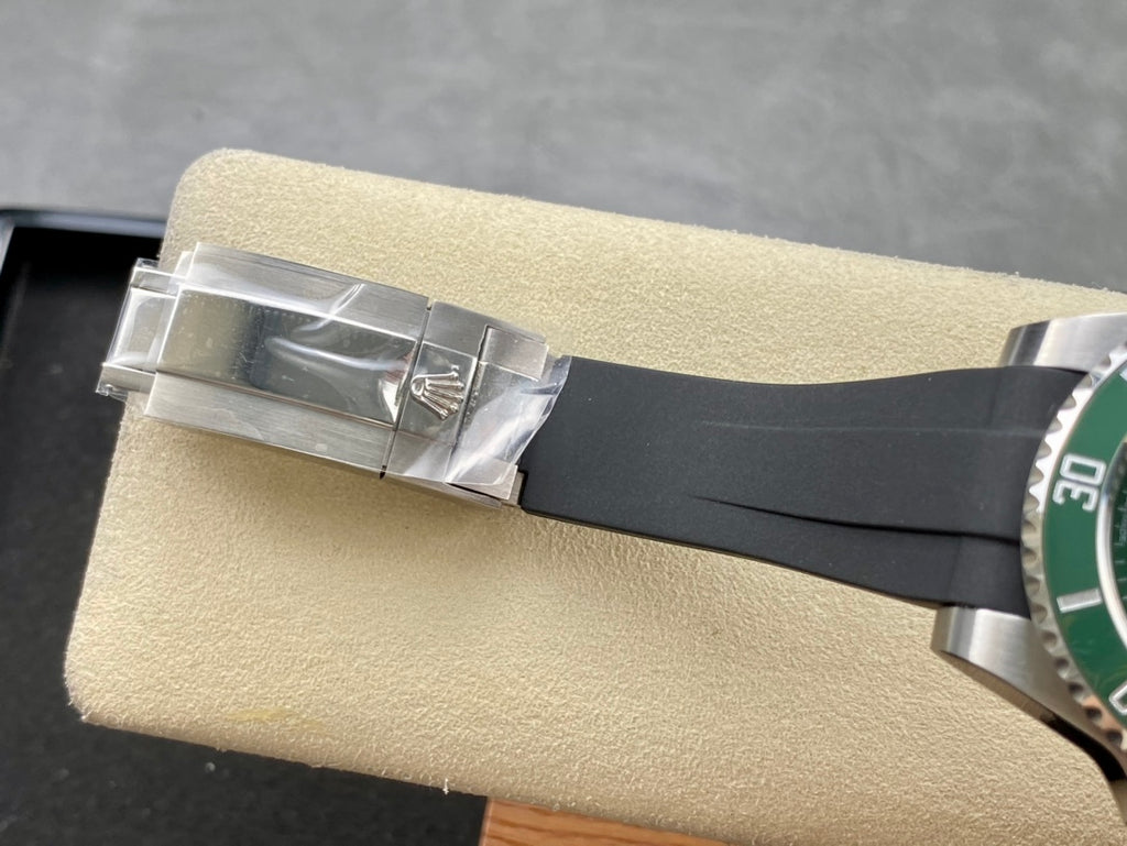 Rolex Oyster Perpetual Submariner Date “Hulk” con correa de caucho 40mm
