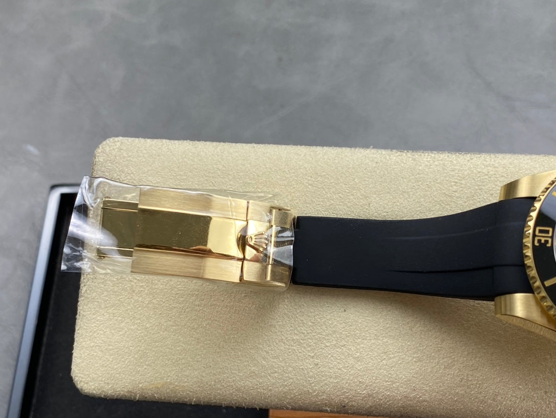 Rolex Oyster Perpetual Submariner Date 41mm Oro & Negro Caucho 41mm